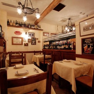 イタリアの裏路地レストラン、トラットリアをイメージした落ち着きある店内。全４６席