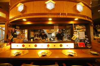 Ichigoya - 各席から厨房が見渡せる店内。気兼ねなくお一人様も楽しめるよう、居心地の良いカウンター席をご用意しています♪