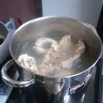 神戸甘辛カレー きてたもんせ - 仕込み初日、地鶏のガラから出汁取り、いい香りですよ