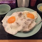 美味 - キーマカレー玉子飯。キムチは食べ放題です