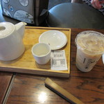 Starbucks - かなり蒸し暑かったんで私はアイスカフェラテ、友人はせっかく台湾に来たからと温かいお茶を注文です。
            