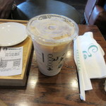 Starbucks - 私が汗をたっぷりかいた後だったんでアイスカフェラテはグランデサイズでお願いしました。
            