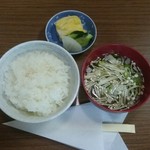 とんかつ 石坂 - 上とんかつ定食のごはん、味噌汁、漬け物