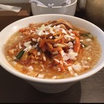 すみれ - ラー博は俺の社員食堂。  復活、味噌キムチラーメソ！  炒められたキムチや豚肉がドーン！  とのせられている、ちょーパワフルな一品。ごはんとも合うね