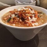 すみれ - 味噌キムチラーメソの丼は、レギュラーメニューの味噌ラーメソの丼と異なる。テラスタイリッシュ☆