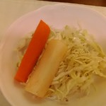シャミアナ - キャベツのサラダにピクルス。撮影する前に人参を1本食べてしまいました。