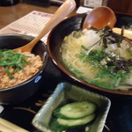 地鶏炭火焼　鳥八 - ゆず豚ラーメン＋そぼろご飯