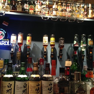 豊富なドリンク＆フード！リーズナブルなお酒は100種以上！！