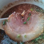 麺屋 菜々兵衛 - 【2010年10月】つけ汁の中から、チャーシュー出てきました。