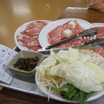 Sembom matsubokujou - 「ジンギス館」でのジンギスカン食べ放題セット￥1,900（写真はまずは2人前盛り）です。野菜とご飯、味噌汁、お新香はセルフサービスで取ってきますが、お肉の追加はお店の人にお願いし持ってきてもらいます。