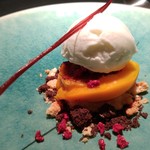 エクアトゥール - マンゴーのクリームブリュレ ミルクのソルベ フランポワーズのクリスプ ココアとココナッツのクランビル