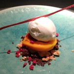 エクアトゥール - マンゴーのクリームブリュレ ミルクのソルベ フランポワーズのクリスプ ココアとココナッツのクランビル