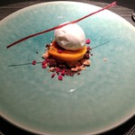 エクアトゥール - マンゴーのクリームブリュレ ミルクのソルベ フランポワーズのクリスプ ココアとココナッツのクランビル