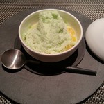 エクアトゥール - 青林檎のソルベ 桂花陳酒のジュレ ヨーグルト パッションフルーツのソース
      
      