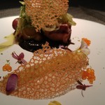 
          
          水蛸のブレゼ ハープを和えたホワイトアスパラ 魚介のチュイル イカ墨のソースで