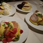 幸せのパンケーキ - 後列左より時計回りで濃厚チーズムースパンケーキベリーソースがけ バニラアイスのせ、ホットチョコレートパンケーキ 自家製グラノーラがけ、幸せのパンケーキ、季節のフレッシュフルーツパンケーキ
            
            