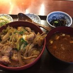 らく万 - 親子丼セット。1000円。
赤だし、小鉢つき。