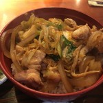 らく万 - 親子丼セット。1000円。
宮内庁ご用達の鶏肉をご使用とか。