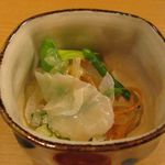 グレープフルーツとヒラメのカルパッチョ、新玉ねぎのソースのアップ(2016.05)