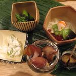 アスパラ黒胡麻ソース、生ゆばの土佐醤油ジュレ、ふきの白和え、蛍烏賊の燻製、ヒメサザエうま煮(2016.05)