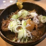 羅生門 - 自慢の煮込み。こっくりと炊き込まれたモツは柔らかく、美味です！