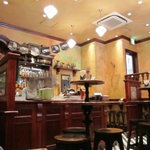 Irish Pub THE HAKATA HARP - お店はアイリッシュパブの名前の通り半地下の窓の少ないやや小さいパブです。 