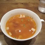 Irish Pub THE HAKATA HARP - ランチの最初はミネストローネスープ・・・ひよこ豆の入った野菜たっぷりのスープです。 