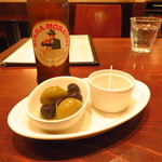 ロ・スパッツィオ - モレッティとオリーブ盛り合わせ。