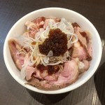 麺屋りゅう - 週替わり丼（レアチャーシュー丼 オニオンソースがけ）
