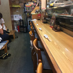 居酒屋如月 - 入口側からカウンターを望む