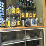 居酒屋如月 - キープボトルとラジカセ