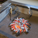 鶴の湯温泉 - 囲炉裏で焼き上げられるイワナ