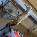 鶴の湯温泉 - 囲炉裏で焼き上げられるイワナ
