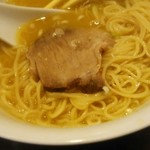 Tsurumen - 数量限定の鶏白湯そば   麺とチャーシュー※食べかけのため半分ぐらい(笑)