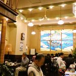 文明堂茶館 ル・カフェ - 店内の大きなステンドグラス