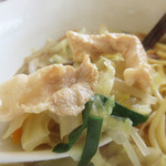 Shinka - 野菜はシャキシャキではなく、やや柔らかめに火を通されており、
      豚バラ・鶏肉・エビが入ってました。
      