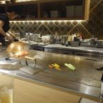 Teppanyaki Ten - 今回はカウンター席とあって、目の前で色々な素材が焼かれている姿を間近に見ることができます。