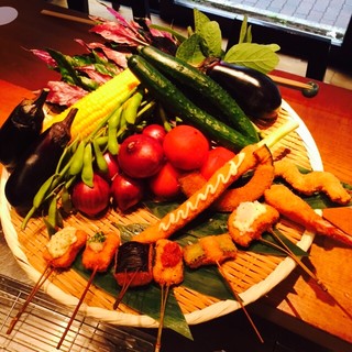 旬の食材を使った串揚げの数々でお出迎え