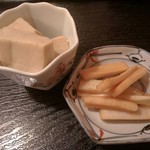 ひと椿 - お通し(大根の皮の漬物、高野豆腐)　高野豆腐が旨い!