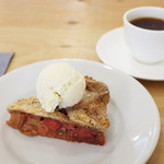 buik - 苺とルバーブのパイ(500円)、コーヒー(400円)。
