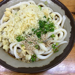 うどん さか枝 - ネギ、天かすをトッピングした『ぶっかけ』の中です。（2016.6 byジプシーくん）