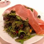 ジャッジョーロ銀座 - １５種類の山盛りハーブサラダ