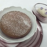 ロオジエ - デゼールその２
      カシスのメレンゲのケーキ