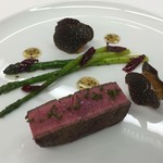 ロオジエ - 熊本産あか牛フィレ肉のロティ 甘酸っぱいプティ・オニオンのペタルとグリーンアスパラガス そうめんかぼちゃの黒トリュフサンド
      ブラックオリーブ入りのジュ タイムの香り
