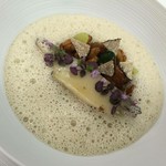 ロオジエ - 黒鮑のバターポッシェ 花紫蘇添え 鮑の肝とバルサミコのソースで和えたポテトのソテー ジロル茸のブイヨンムース