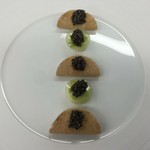 ロオジエ - キャビア・オシェトラ そば粉のガレット シトロン香る帆立貝のなめらかなムース きゅうりのジュレ シャンパーニュのエミュルションを添えて