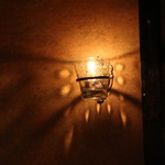 BAR ランプのあかり - 壁にもランプが灯されてます。