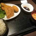 煙石 - 煙石(ミックスフライ定食)※よく分からないスペースがある、、、