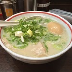 元祖 名島亭 - ラー博は俺の社員食堂。  ミニ築炉釜出しとんこつラーメソ＋ねぎ増し＋味玉！  ノセノセでご満悦。ねぎがブチまけられている。