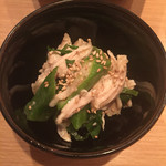 凧 - オクラと蒸し鶏の梅肉和え